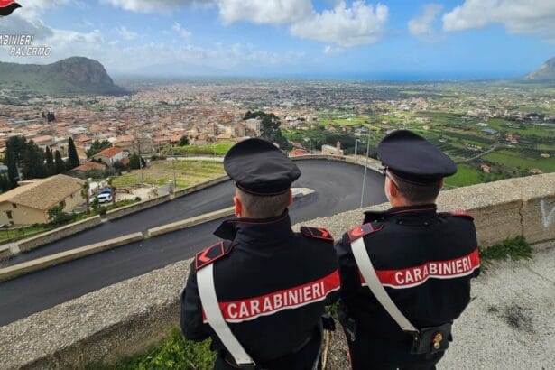 BORGETTO (PALERMO) – Un gesto di vandalismo, apparentemente motivato dalla noia, ha coinvolto un istituto religioso ai piedi del Monte Crocefia, nel comune di Borgetto. Un gruppo di giovanissimi è stato identificato dai Carabinieri come responsabile di aver causato danni alla struttura del convento, con il lancio di pietre che ha mandato in frantumi alcune finestre e il tentativo di appiccare piccoli incendi.