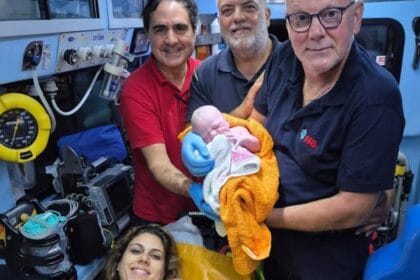 Una corsa contro il tempo, nel cuore della notte che precede il Ferragosto, si è conclusa con il più lieto degli eventi. A Misilmeri, un bambino è venuto al mondo tra le mura di casa, grazie alla prontezza e alla professionalità degli operatori del 118 di Palermo.
