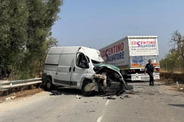 Drammatico incidente frontale lungo la strada provinciale 19. L'incidente ha visto coinvolti un furgone e un tir e, sebbene la dinamica esatta sia ancora al vaglio delle autorità, l'impatto è stato devastante, come testimoniano le condizioni dei due veicoli, entrambi gravemente danneggiati.