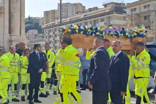 Un silenzio denso di commozione ha avvolto questo pomeriggio la Basilica Santuario della Madonna delle Grazie a Modica, gremita per l'ultimo, straziante saluto a Roberta Occhipinti. Autista e soccorritrice del 118, Roberta è morta a 59 anni in un tragico incidente stradale, consumatosi mercoledì sera sulla strada tra Marina di Ragusa e Santa Croce Camerina.