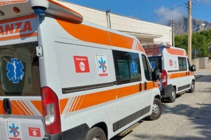 Una donna di 93 anni è stata investita da un motociclista che non si è fermato a prestarle soccorso. L'incidente è avvenuto in via dei Cantieri, vicino a piazza Giachery, a Palermo. L'anziana stava attraversando la strada quando è stata travolta dal centauro, che è poi scappato via.