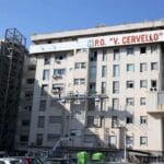 Ancora violenza contro il personale sanitario a Palermo. Un'infermiera in servizio al pronto soccorso dell'ospedale Cervello è stata aggredita e colpita alla testa con un'asta porta flebo durante momenti di forte tensione scoppiati all'interno del reparto.