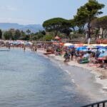 I giudici d'appello del Consiglio di giustizia amministrativa della Sicilia hanno bloccato il provvedimento con cui l'assessorato regionale al Territorio aveva revocato la storica concessione balneare della società Mondello Immobiliare Italo-Belga. La società torna quindi a gestire l'arenile palermitano più famoso d'Italia, almeno fino al 2027.