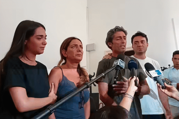 «Perché? Cos’è successo? Vogliamo solo sapere cosa è successo a nostra figlia». La voce è quella di Giusy, spezzata dal dolore. Accanto a lei c'è suo marito Luciano e i figli Roberta e Gabriele. Sono la famiglia di Simona Cinà, la ragazza di vent'anni trovata senza vita nella notte tra sabato e domenica in una piscina a Bagheria, durante una festa di laurea. Una famiglia distrutta che ora, attraverso il suo avvocato Gabriele Giambrone, chiede solo una cosa: la verità.