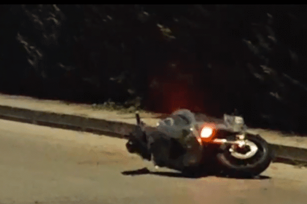 Favara è avvolta nel dolore per una giovane vita spezzata troppo presto. Un ragazzo di soli quindici anni, Samuele Messina, è deceduto in seguito a un tragico incidente stradale avvenuto senza il coinvolgimento di altri veicoli. La comunità è sotto shock per la drammatica fatalità che ha strappato un adolescente ai suoi sogni e all'affetto dei suoi cari.