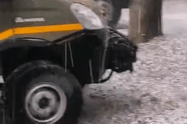 Palermo – Se Gigi D'Alessio cantava di una "neve ad agosto" per descrivere un evento impossibile, nessuno avrebbe mai scommesso di vederla cadere davvero, e per di più in Sicilia. Eppure, la vigilia di Ferragosto del 2025 ha regalato uno scenario che ha dell'incredibile, spaccando l'isola in due. Mentre sulle coste i termometri segnavano temperature roventi fino a 35 gradi, l'entroterra siciliano viveva una realtà completamente diversa. Sulle alte Madonie, nel territorio di Polizzi Generosa, il cielo non ha regalato solo un po' di fresco, ma veri e propri fiocchi di neve.