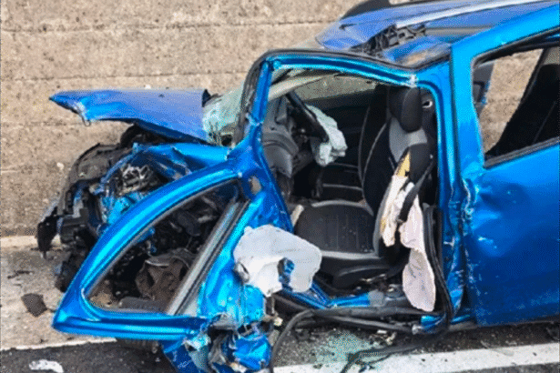 Pomeriggio di paura sulla scorrimento veloce Palermo-Sciacca, dove un violento impatto tra due automobili ha trasformato la strada in un teatro di lamiere contorte. Lo schianto, avvenuto nel tratto compreso tra gli svincoli di Giacalone e Altofonte, ha provocato il ferimento di otto persone, tutte trasportate d'urgenza in ospedale.