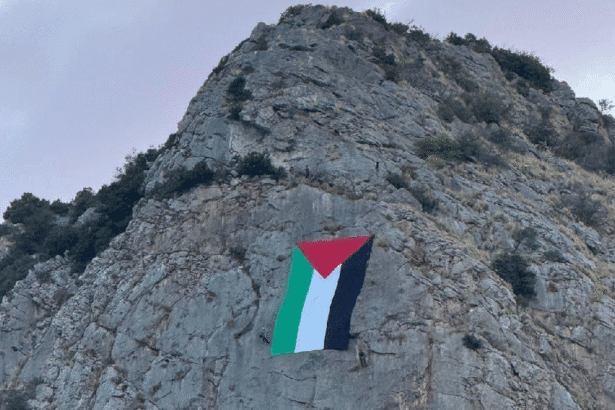 Una grande bandiera della Palestina è comparsa su una parete rocciosa di Monte Pellegrino, catturando immediatamente lo sguardo di passanti e automobilisti. Un gesto dal messaggio inequivocabile: fermiamo la guerra.