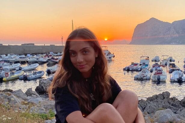 La morte di Simona Cinà, la giovane pallavolista di Capaci trovata senza vita a soli vent'anni nella piscina di una villa a Bagheria, continua a lasciare una scia di dolore e domande irrisolte. Una tragedia avvenuta durante una festa di laurea che ha scosso profondamente non solo la sua comunità, ma l'intera opinione pubblica.