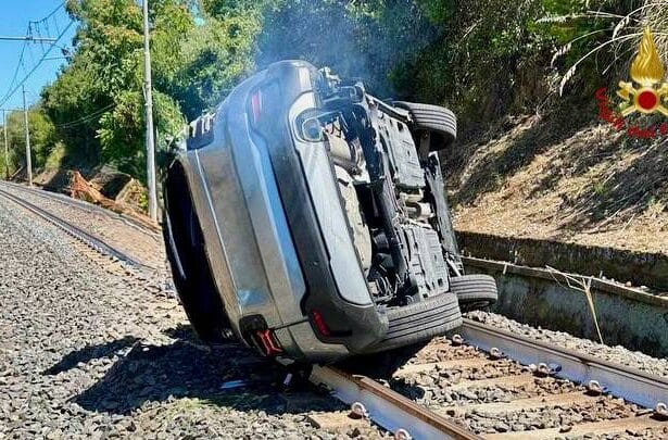Paura sulla statale 113, all'altezza di Cefalù. Un'auto è finita direttamente sui binari della linea ferroviaria Palermo-Messina, causando l'interruzione del traffico dei treni.