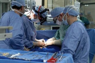 Un’équipe multidisciplinare composta dai ginecologi dell'UOC di Ginecologia e Ostetricia (diretta da Antonio Maiorana) e dell'UOC di Ginecologia Oncologica dell’ARNAS "Civico Di Cristina Benfratelli" (responsabile facente funzioni Antonino Abbate) di Palermo e dai cardiochirurghi dell’ISMETT, ha portato a termine con successo un intervento chirurgico eccezionale per la rimozione di una leiomiomatosi intravascolare: rarissima forma di fibroma uterino con potenziale di malignità incerto. La patologia, estremamente rara, ha avuto origine nell’utero ed è cresciuta all’interno del sistema venoso pelvico, estendendosi fino alla vena cava inferiore, raggiungendo il cuore, con una porzione della massa che si estendeva all’interno dell’atrio e del ventricolo destro. Di particolare value scientifico nel caso di specie, l'impiego della tecnica LEER (Laterally Extended Endopelvic Resection). Si tratta, infatti, di una procedura generalmente utilizzata nel caso di tumori ginecologici maligni resistenti a trattamenti convenzionali che, in questo caso , invece, è stata adoperata per la prima volta per trattare chirurgicamente una formazione endovascolare uterina con sviluppo sistemico.