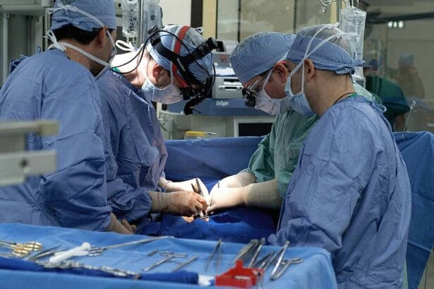 Un’équipe multidisciplinare composta dai ginecologi dell'UOC di Ginecologia e Ostetricia (diretta da Antonio Maiorana) e dell'UOC di Ginecologia Oncologica dell’ARNAS "Civico Di Cristina Benfratelli" (responsabile facente funzioni Antonino Abbate) di Palermo e dai cardiochirurghi dell’ISMETT, ha portato a termine con successo un intervento chirurgico eccezionale per la rimozione di una leiomiomatosi intravascolare: rarissima forma di fibroma uterino con potenziale di malignità incerto. La patologia, estremamente rara, ha avuto origine nell’utero ed è cresciuta all’interno del sistema venoso pelvico, estendendosi fino alla vena cava inferiore, raggiungendo il cuore, con una porzione della massa che si estendeva all’interno dell’atrio e del ventricolo destro. Di particolare value scientifico nel caso di specie, l'impiego della tecnica LEER (Laterally Extended Endopelvic Resection). Si tratta, infatti, di una procedura generalmente utilizzata nel caso di tumori ginecologici maligni resistenti a trattamenti convenzionali che, in questo caso , invece, è stata adoperata per la prima volta per trattare chirurgicamente una formazione endovascolare uterina con sviluppo sistemico.