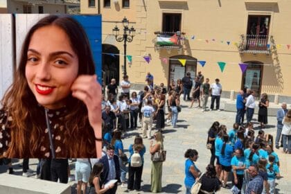 Capaci, un'intera comunità si è fermata oggi per dare l'ultimo, commosso saluto a Simona Cinà. Davanti alla Chiesa Madre, un silenzio composto e carico di emozione ha accolto il feretro, con gli atleti, gli allenatori e gli amici dell’Acds Capacense schierati in attesa. Indossavano magliette bianche con la scritta "Cinà 24", il suo numero di maglia, un simbolo tangibile del legame profondo che la univa alla sua squadra. Un'onda di affetto per una ragazza solare e determinata, che si è stretta come una vera famiglia attorno al dolore dei familiari, in una città che per volontà del sindaco Pietro Puccio si è raccolta in lutto cittadino.