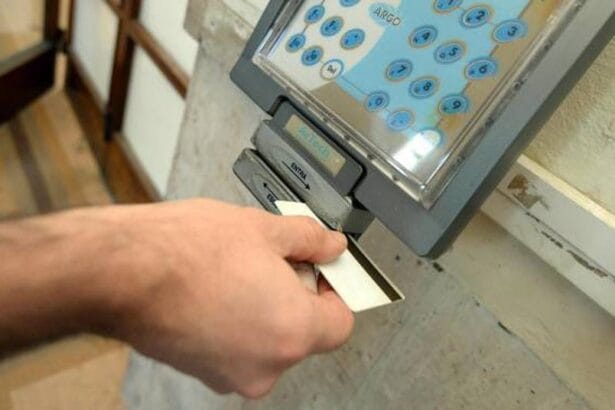 Un sistema organizzato, quasi una prassi quotidiana. Mentre il badge risultava regolarmente timbrato, la loro giornata lavorativa si svolgeva altrove: al mercato, in enoteca, dal meccanico, a passeggio con il cane e persino nei cantieri edili per svolgere lavori privati. Una vera e propria bufera si è abbattuta sul Comune di Favara, dove 33 dipendenti sono stati iscritti nel registro degli indagati al termine di una complessa inchiesta per assenteismo condotta dai Carabinieri.