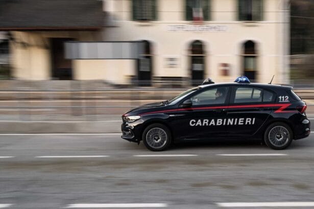 Folle pomeriggio a Palermo: ruba una Bmw, i residenti contro i carabinieri per salvarlo Un pomeriggio di ordinaria follia ha scosso il cuore di Palermo, trasformando le vie del centro in un teatro di tensione e caos. Tutto è iniziato con il furto di una potente moto Bmw, sparita in pieno giorno dalla zona del Politeama. Il ladro, un giovane del posto, non ha però fatto molta strada.