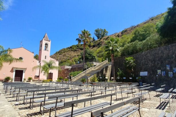 Dopo le emozionanti tappe di Cinisi, con il suggestivo scenario del Santuario della Madonna del Furi, e di Borgetto, presso la Chiesa di Santa Maria Maddalena, il progetto G.I.U.B.I.L.E.O.torna a far vibrare il cuore della Sicilia occidentale con un nuovo appuntamento all’insegna della bellezza, della spiritualità e dei sapori autentici. Domenica 3 agosto, a partire dalle 19:30, il percorso farà tappa a Partinico, nel silenzioso abbraccio del Santuario della Madonna del Ponte, un luogo che da secoli è rifugio di fede e simbolo della storia del territorio. Circondato da colline verdi, uliveti e vigneti, il santuario sorge in una delle più incantevoli vallate attraversate dal fiume Jato. È qui che si ritroveranno pellegrini, curiosi e appassionati per vivere una serata che promette emozioni genuine e legami autentici. La serata si aprirà con un momento di accoglienza e con un breve racconto sulla storia di questo luogo sacro. Una storia che affonda le radici nel XIV secolo, quando Federico II d’Aragona, mosso da una profonda devozione per la Madonna, donò le terre di Partinico ai monaci Cistercensi. Nel tempo, quel piccolo edificio è cresciuto con la comunità: nel 1774 fu ampliato con tre navate grazie al contributo di Federico III, e nel 1861, dopo la liberazione della città dal colera, la Madonna venne solennemente incoronata. Ancora oggi il santuario è meta di pellegrinaggi e, dal 2000, è associato alla Basilica di Santa Maria Maggiore di Roma. Nel rispetto dello spirito del progetto, anche questa tappa metterà insieme spiritualità, cultura e identità enogastronomica locale. I partecipanti potranno immergersi nei racconti dei produttori, che con passione presenteranno le loro eccellenze: profumi, sapori e tradizioni che parlano la lingua antica della Sicilia contadina. A rendere la serata ancora più speciale sarà la presenza di un quartetto d’archi, che accompagnerà il pubblico con melodie dolci e suggestive, perfettamente in sintonia con l’atmosfera intima e solenne del santuario. La musica sarà il filo emotivo che unirà storia e territorio, raccoglimento e meraviglia. G.I.U.B.I.L.E.O. – che significa Gusto, Itinerari, Bellezza e Identità Locale Enogastronomica e Ospitale – è molto più di un progetto culturale. È un invito a rallentare, ad ascoltare, a riscoprire luoghi noti e angoli dimenticati attraverso esperienze autentiche che coinvolgono tutti i sensi. Promosso dal GAL “Golfo di Castellammare” e finanziato dall’Assessorato regionale dell’Agricoltura con il PSR Sicilia 2014–2022 – Misura 19, G.I.U.B.I.L.E.O. prosegue così il suo cammino tra fede, arte e gusto, valorizzando ciò che rende unica questa terra: la sua identità viva, le sue comunità partecipi, la sua bellezza accogliente. Per chi parteciperà, sarà molto più di una semplice serata. Sarà un passo dentro una storia secolare. Sarà emozione.