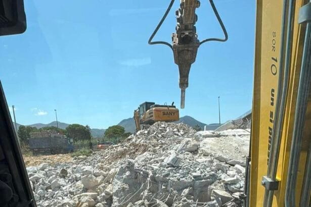 “L’immobile - spiega il sindaco Giovì Monteleone - era stato acquisito al patrimonio comunale poiché in un primo momento il proprietario non aveva ottemperato all’ordinanza di demolizione. Dopo un lungo contenzioso i tribunali amministrativi hanno dato ragione al Comune quindi l’ex proprietario, presentando una richiesta per essere autorizzato a demolire sotto il controllo del Comune, ha ripristinato tra ieri e oggi lo stato originario dei luoghi”.