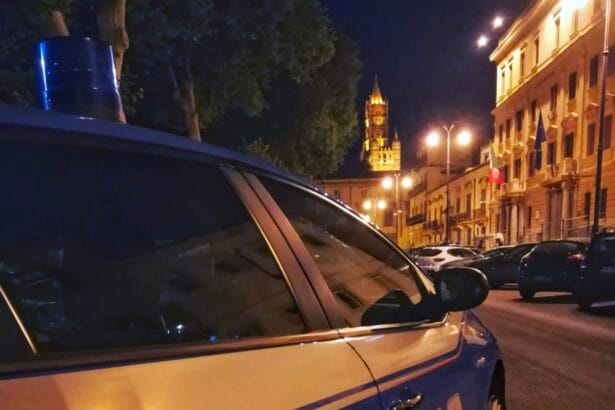 Una tranquilla domenica di metà agosto si è trasformata in un incubo di violenza nel quartiere Zen di Palermo. Lo riporta Palermo Today. La fine di una relazione, interrotta da circa due mesi, è stata la miccia che ha innescato una brutale aggressione in un'abitazione di via Luigi Einaudi. Un uomo di 52 anni, accecato dalla gelosia, è stato arrestato dalla polizia con le pesantissime accuse di tentato omicidio aggravato, lesioni personali e minacce gravi.