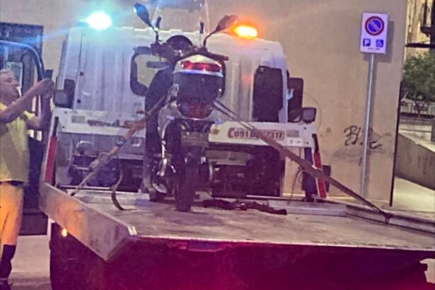 MONREALE – Tolleranza zero contro chi semina il panico sulle strade. A Monreale, la task force di Carabinieri e Polizia Municipale dichiara guerra all'inciviltà stradale, mettendo nel mirino soprattutto i motorini "selvaggi" che da tempo mettevano a rischio l'incolumità dei passanti. L'operazione congiunta, nata per ristabilire la sicurezza e il rispetto delle regole, ha già portato ai primi risultati concreti.