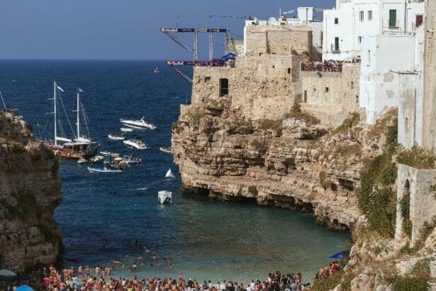 Una giornata di spensieratezza in Puglia si è trasformata in un dramma. Si è spento all'ospedale di Monopoli il ragazzo di 23 anni, Francesco Aronica, originario di Catania, che nel pomeriggio si era tuffato in mare da una scogliera nella celebre cornice di Lama Monachile, a Polignano a Mare. Quello che doveva essere un momento di gioia con gli amici si è rivelato un gesto fatale.