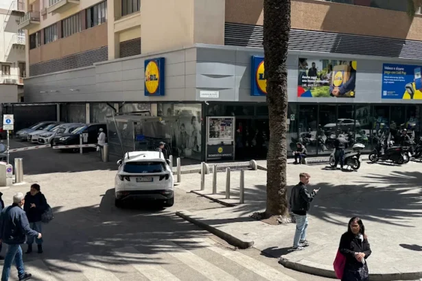 Un pomeriggio di spesa si è trasformato in un incubo per clienti e passanti. Tutto è iniziato con una banale discussione tra alcune donne e un gruppo di ragazze più giovani, ieri intorno alle 17:45, vicino alle casse del supermercato Lidl di via Roma, a Palermo. In pochi istanti, però, la tensione è salita alle stelle e il litigio si è spostato all'esterno.