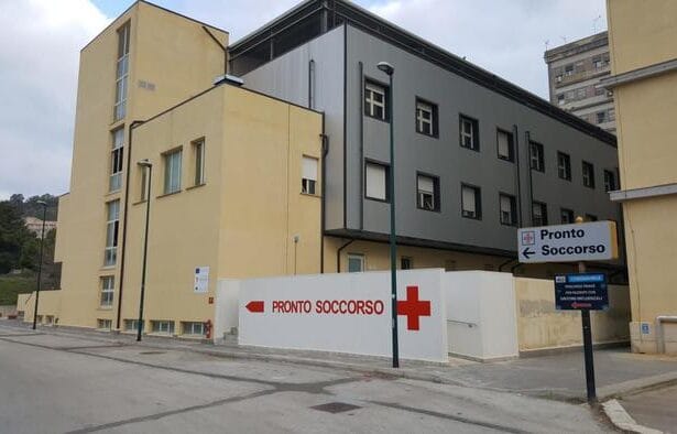 Una notizia carica di speranza giunge dal reparto di Rianimazione dell'ospedale Sant'Elia di Caltanissetta, dove una giovane diciannovenne di Piazza Armerina ha finalmente riaperto gli occhi. La ragazza è stata risvegliata dal coma farmacologico in cui era stata indotta dai medici a seguito di un gravissimo trauma cranico.  La giovane rimane ricoverata nel nosocomio nisseno ma il superamento della fase più critica rappresenta un vero e proprio raggio di luce dopo il buio degli ultimi giorni.