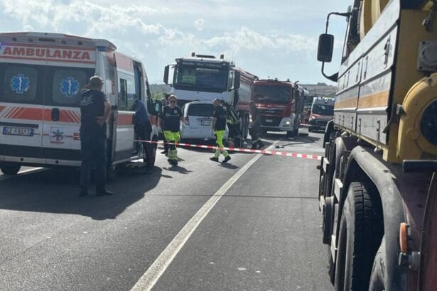 Impatto devastante contro un tir sulla SS194: l'auto si disintegra, 2 morti sulla Statale: l'auto si accartoccia contro un tir, muoiono due turisti maltesi**