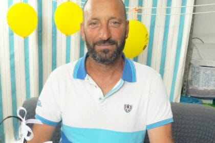 Un pomeriggio di relax in spiaggia si è trasformato in un incubo ad Alcamo Marina domenica scorsa. Il mare era particolarmente agitato, tanto che sventolava la bandiera rossa che vieta la balneazione, ma tre ragazzini hanno deciso comunque di entrare in acqua, finendo in grave pericolo.