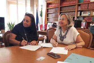 La Regione Siciliana, per la prima volta, assume due donne vittime di gravi violenze che hanno causato sfregi permanenti al viso. Stamattina, dinanzi alla dirigente generale del dipartimento della Funzione pubblica Salvatrice Rizzo, hanno firmato il contratto di lavoro Barbara Bartolotti e P. D. L., inquadrate nella categoria C (Assistente).