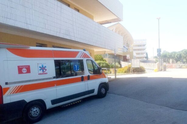 Una donna di 52 anni è rimasta folgorata mentre cercava di aprire un cancello elettrico e, pochi istanti dopo anche la figlia, nel tentativo di aiutarla, è stata a sua volta colpita da una forte scarica elettrica. È successo a Solarino.