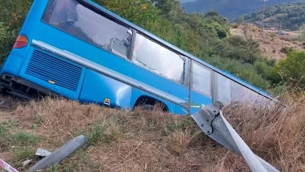 Attimi di terrore puro ma fortunatamente nessuna conseguenza drammatica. Si può riassumere così l'incredibile incidente avvenuto ieri, 11 settembre, alle prime luci dell'alba. Erano circa le 5:30 del mattino quando un autobus di linea della compagnia Interbus-Etna Trasporti, partito da Capo d'Orlando e diretto a Catania, è uscito di strada precipitando in una scarpata.