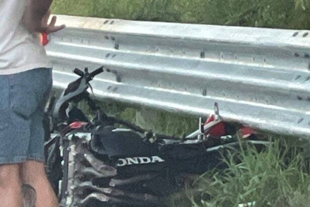 A Misilmeri è stata una giornata di sangue sulla Statale 121. Un motociclista palermitano, Vincenzo La Barbera, 51 anni, ha perso la vita dopo uno scontro all’altezza del tratto “Catanese”, un segmento di strada già noto per incidenti e criticità. Viaggiava in sella a una Honda quando, tra Villabate e Portella, si è verificata la collisione con un’auto; nel sinistro è rimasta coinvolta anche una seconda vettura.