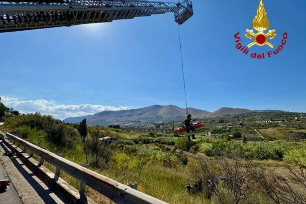Momenti di terrore e apprensione lungo la statale Palermo-Agrigento, teatro di un drammatico incidente. Una coppia di coniugi che viaggiava a bordo del proprio fuoristrada è precipitata nel vuoto per circa 15 metri, dopo essere uscita di strada all'altezza di un viadotto.