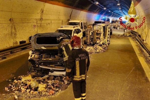 A seguito dell’incidente che si è verificato nella tarda mattinata di oggi all’interno della galleria Cameccia, ubicata al km 21,500 dell’autostrada A19 in località Trabia e sulla carreggiata in direzione Palermo, Anas ha provveduto a rimuovere tutti e 13 i mezzi incidentati.