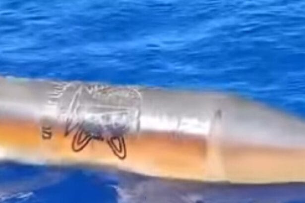 Oggetto dello stato israeliano nel mare della Sicilia: satellite o missile Le acque tra Lampedusa e l'isolotto di Lampione sono diventate teatro di un ritrovamento insolito, che ha subito messo in moto la macchina dei controlli. A lanciare l'allarme, nel pomeriggio di ieri, è stato l'equipaggio del motopeschereccio Andrea Doria, imbattutosi in un enigmatico oggetto che galleggiava alla deriva.