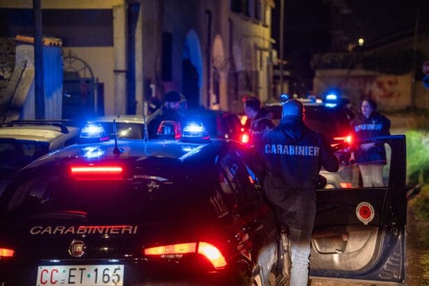 Panico in via Roma, due ragazzi girano armati in scooter elettrico: il video di un negoziante li incastra Una scena che ha seminato il panico nel cuore di Palermo, conclusasi con l'identificazione e la denuncia di due giovanissimi. I Carabinieri hanno deferito all'autorità giudiziaria due ragazzi palermitani, di 18 e 19 anni, che dovranno ora rispondere delle pesanti accuse di porto di armi od oggetti atti ad offendere e procurato allarme.