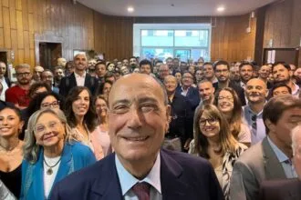 Ok a variazione di bilancio e nuove assunzioni in Regione. L’Assemblea regionale siciliana ha approvato la legge di variazione di bilancio che permetterà il recupero di 1,8 miliardi dal Fondo anticipazione di liquidità e il bilancio consolidato relativo all’esercizio 2024, atto con cui si sbloccano le assunzioni in Regione e nelle partecipate.