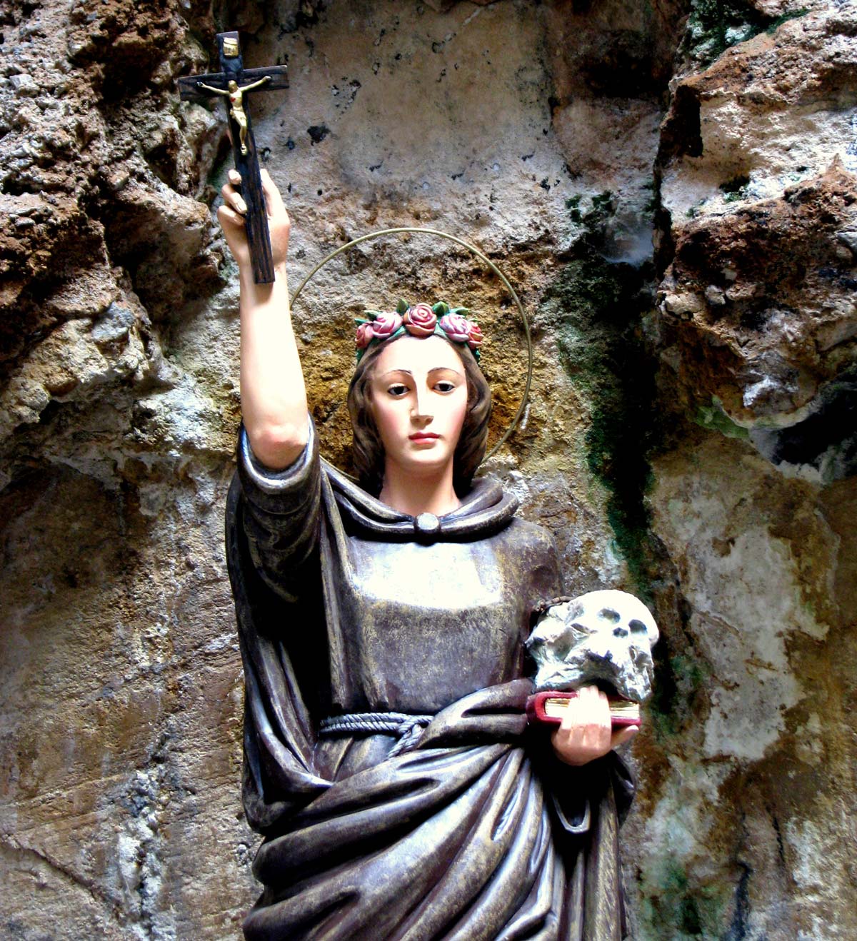 Ci sono attese che pesano come macigni, lunghe un decennio. Dieci anni di speranze sussurrate, di sogni tenuti nel cassetto e di un desiderio di famiglia che non si è mai spento. È la storia di una coppia palermitana che, dopo un lungo cammino, ha deciso di affidare le proprie preghiere più intime a Santa Rosalia, la "Santuzza" che veglia su Palermo dal suo eremo su Monte Pellegrino.