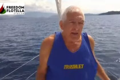 Settantasette anni, radici palermitane e una vita spesa nell’impegno sociale: Nino Rocca è salpato a bordo della Lady J da Otranto per unirsi alla Freedom Flotilla Italia, la missione internazionale che punta a rompere l’assedio di Gaza portando aiuti umanitari. Operatore sociale di lungo corso e attivista civico, Rocca ha spiegato così la sua scelta: «Sono qui per affermare che la mia vita non vale più di quella di un palestinese. Non possiamo continuare a distogliere lo sguardo davanti alla sofferenza quotidiana di un intero popolo».