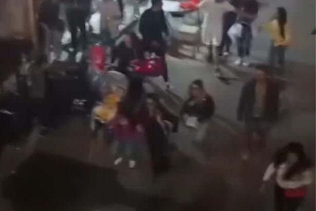 Una festa patronale trasformata in una notte di paura. A Sferracavallo, nel pieno dei festeggiamenti per i santi Cosma e Damiano, una rissa con oltre dieci persone coinvolte è degenerata in due sparatorie a poche ore di distanza. A farne le spese anche una donna incinta, sfiorata da un proiettile vagante e trasportata d’urgenza in ospedale. Dura la condanna di don Pasquale, parroco della borgata: “Ne risponderanno davanti a Dio”.