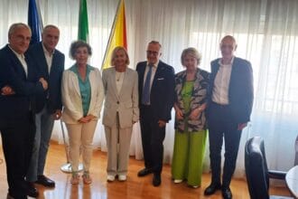 Prosegue a passi spediti l'iter per la realizzazione del nuovo Polo oncoematologico di Palermo, la struttura d'eccellenza che sorgerà all'interno dell'azienda ospedaliera Villa Sofia-Cervello e offrirà percorsi assistenziali di prevenzione, diagnosi e cura altamente specializzati. Oggi è stato sottoscritto il protocollo d'intesa tra la Regione Siciliana, Villa Sofia-Cervello, il Politecnico di Milano, la Fondazione Politecnico di Milano e l’Università degli studi di Palermo, con l’obiettivo di dare forma a un percorso condiviso che intrecci visione scientifica e progettualità istituzionale di lungo periodo. Alla firma erano presenti l'assessore regionale alla Salute Daniela Faraoni, il commissario ad acta degli Ospedali riuniti Villa Sofia-Cervello Massimiliano Maisano e la rettrice del Politecnico di Milano Donatella Sciuto. L’intesa rientra nel percorso avviato un anno fa con l’accordo di programma siglato a Roma con il Ministero della Salute e contribuisce a rafforzare il ruolo della Regione nell’area euro-mediterranea per la medicina rigenerativa, le terapie avanzate e la ricerca sanitaria. Il nuovo Polo oncoematologico, finanziato con 240 milioni di euro di fondi ex articolo 20 della legge 67/88 per l’edilizia sanitaria, sarà infatti un'infrastruttura d’avanguardia, con 400 posti letto, concepita per integrare assistenza clinica, ricerca e formazione. Punto nevralgico del progetto sarà la Cell Factory, già in fase avanzata, destinata alla produzione di terapie geniche e Car-T in house.