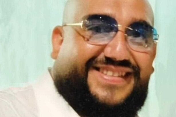 Un'esecuzione in piena regola, avvenuta alla luce del sole e ripresa integralmente dalle telecamere. Un nuovo omicidio a Palermo scuote la città: la vittima è Stefano Gaglio, 39 anni, sposato e padre di due figli. L'uomo è stato freddato con diversi colpi di pistola questa mattina, poco prima di iniziare il suo turno di lavoro come magazziniere presso la farmacia Sacro Cuore, in piazza Principe di Camporeale. Le immagini della videosorveglianza, ora al vaglio degli inquirenti, raccontano la dinamica di un agguato pianificato. Si vede un uomo, descritto come un sessantenne dai capelli brizzolati e la corporatura esile, che attende nei pressi dell'esercizio commerciale. Quando Gaglio arriva a bordo del suo scooter, l'assassino non gli lascia neanche il tempo di posizionare il mezzo sul cavalletto. Gli si avvicina, estrae un'arma e spara al torace almeno quattro colpi a bruciapelo, lasciandolo a terra in una pozza di sangue. La fuga del killer è stata altrettanto rapida. Dopo la sparatoria alla Noce, l'uomo si è allontanato a piedi verso viale Regina Margherita, dove sarebbe salito su uno scooter per poi dileguarsi imboccando corso Finocchiaro Aprile. La ricostruzione è confermata da numerosi testimoni oculari, alcuni dei quali avrebbero fornito agli investigatori anche il nome del presunto assassino. Mentre la Squadra Mobile, coordinata dal dirigente Antonio Sfameni, ha avviato una caccia all'uomo senza sosta, si cerca di delineare il movente. L'ipotesi della rapina è stata immediatamente scartata. Le indagini si concentrano su questioni di natura personale, forse maturate nell'ambiente di lavoro. Voci raccolte lontano dai microfoni parlano di un violento alterco avvenuto nei giorni scorsi proprio all'interno della farmacia Camporeale. Sembra che la discussione, legata alla consegna di alcuni medicinali, abbia coinvolto Gaglio e un cliente, la cui descrizione corrisponderebbe a quella dell'omicida. Stefano Gaglio era un uomo dalla vita tranquilla, incensurato e molto stimato. Originario del quartiere Noce, si era trasferito da tempo a Cruillas con la sua famiglia. Lavorava da 17 anni nella stessa farmacia, dove tutti lo descrivono come un gran lavoratore e una persona perbene. L'ipotesi di un collegamento con la criminalità organizzata appare, al momento, la meno probabile, rafforzando la pista di una tragica e spietata vendetta personale.