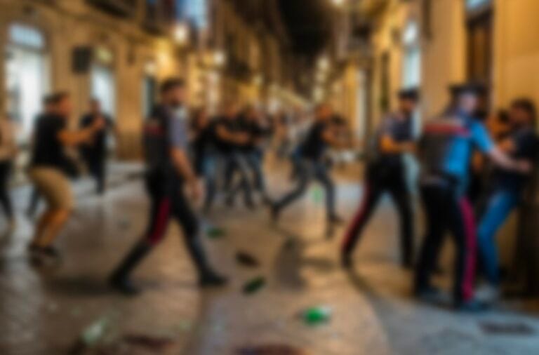 Maxi rissa in via Maqueda, 15 stranieri si affrontano a colpi di bottiglia: turisti terrorizzati Il cuore di Palermo torna a essere teatro di violenza. Ieri sera, l'asse pedonale di via Maqueda si è trasformato in un campo di battaglia, a pochi giorni da un altro grave episodio di cronaca che aveva scosso la città, il ferimento di un 49enne in via Naso. La tensione nel centro storico è di nuovo alle stelle.