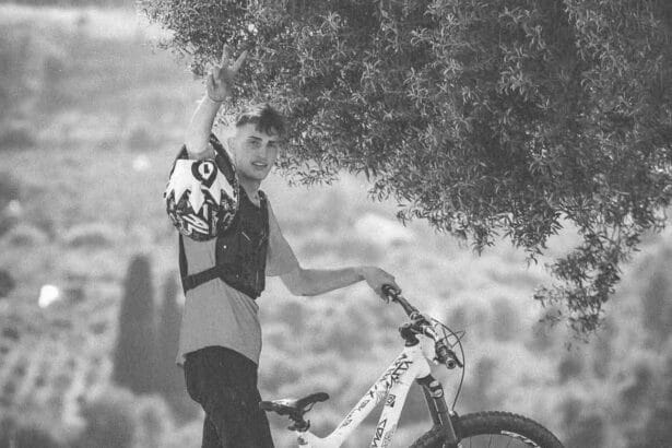 C'è un silenzio irreale che avvolge Piazza Armerina, un dolore sordo che ha unito l'intera città. Oggi pomeriggio, alle 17:00, la comunità si stringerà nella Basilica Cattedrale per dare l'ultimo, commosso abbraccio a Dennis Lo Monaco, il cui sorriso e la cui inesauribile energia si sono spenti a soli 24 anni.