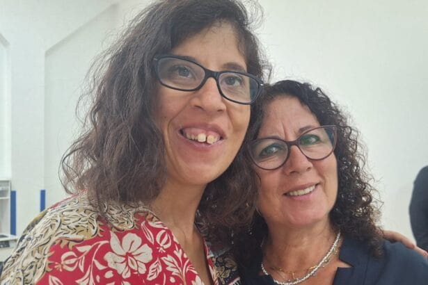 Una ragazza di 34 anni con disabilità intellettivo-relazionale, Serena Panzeca, ha firmato oggi il contratto di assunzione con la scuola materna “Galileo Galilei” e collaborerà con le maestre e le educatrici dell’istituto, occupandosi attivamente della cura e della formazione dei giovani alunni. “Ho coronato il mio sogno - ha detto Serena, emozionatissima -, quasi non ci credo. Sono orgogliosa di quello che fatto”.