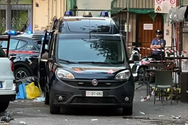 Ucciso a 21 anni a Palermo, svolta dalle telecamere: acquisiti i filmati di tutti i locali attorno a "O Scruscio" La caccia agli assassini di Paolo Taormina, il ragazzo di 21 anni ucciso con un colpo di pistola nel cuore della movida di Palermo, è una corsa contro il tempo che si gioca fotogramma per fotogramma. La speranza di dare un volto e un nome ai responsabili è affidata a una fitta rete di occhi elettronici, le decine di telecamere di videosorveglianza che sorvegliano la zona dell'Olivella. Sono questi testimoni silenziosi e imparziali il fulcro delle indagini della squadra mobile.