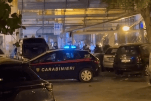 Omicidio a Palermo, ucciso a 21 anni per sedare una lite: choc in piena notte vicino al Teatro Massimo Palermo si sveglia sotto shock, con il cuore ferito da un'altra notte di violenza insensata che ha spezzato una giovane vita. Un ragazzo di soli 21 anni, Paolo Taormina, è stato ucciso con un colpo di pistola sparato a bruciapelo alla fronte. La sua unica colpa: essere intervenuto per difendere un'altra persona, per fare da paciere durante una rissa brutale. Un gesto eroico, pagato con il prezzo più alto.