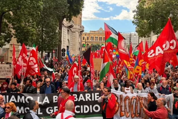 Già diverse migliaia di persone sono radunate davanti alla stazione centrale di Palermo per partecipare al corteo per lo sciopero generale, organizzato dalla Cgil, Usb e SiCobas, in solidarietà col popolo palestinese.