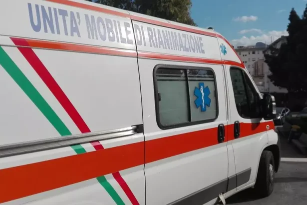 La polizia stradale di Caltanissetta ha sanzionato l'autista di un'ambulanza privata, anche con il ritiro della patente di guida per "aver abusato del mezzo di soccorso pubblico senza alcuna reale necessità, creando potenziale pericolo alla circolazione stradale".