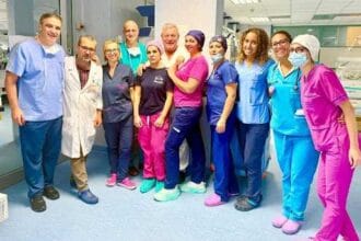 Una neonata di appena un mese, che pesa circa un chilo, è stata sottoposta con successo a un delicatissimo intervento all’Azienda Ospedaliera Cannizzaro di Catania. A operare in sinergia sono state le équipe del Centro di Cardiochirurgia Pediatrica di Taormina e la Neonatologia del Cannizzaro.